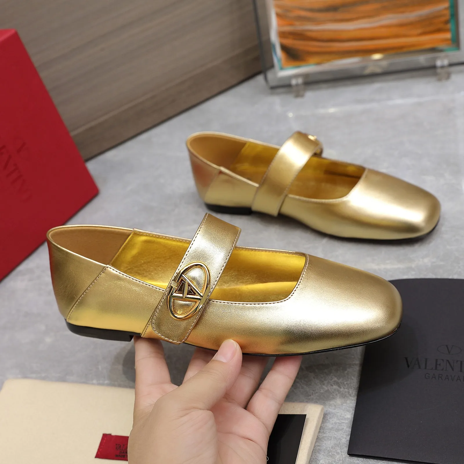 👟👟Ex-factory price 600👟👟 2024 early spring counter catwalk style updated simultaneously 💗Valentino💗Valentino strips deep mouth half drag / flat shoes / high heel shoes / series will be released in the future —————————— Top version Grandma deep mouth design combination highlights the brand’s unique design style, luxury and fashion, highly recognizable, exquisite round toe The side curve is perfect, the taste is particularly pure, and the ladylike temperament is full of femininity‼ ️ Upper: Made of imported cowhide. Lining: Made of mixed sheepskin. Original molded hardware buckle. Italian imported cowhide leather outsole. Size: 35-39 (40/41 customized)